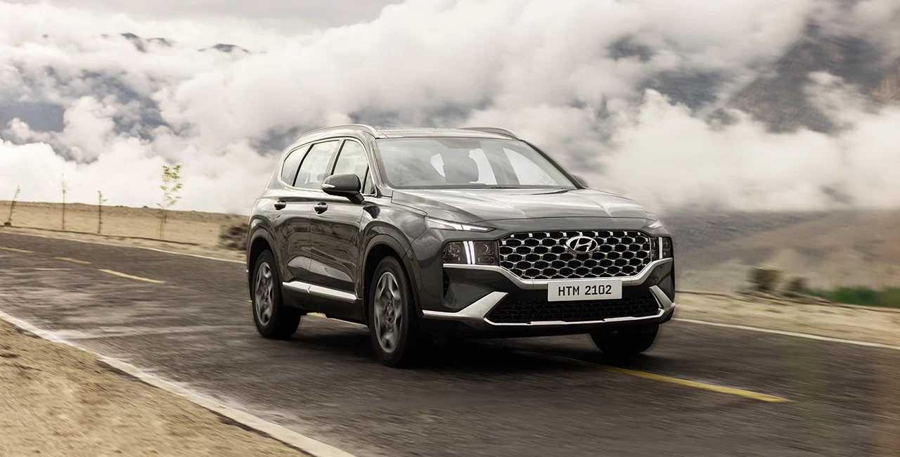 Hyundai Santa Fe Hybrid: Hyundai Santa Fe Hybrid — Official Pakistan distributor product image.